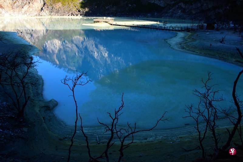 卡瓦普定火山口湖水湛蓝，码头、山峦倒映在湖里。(李选楼摄）