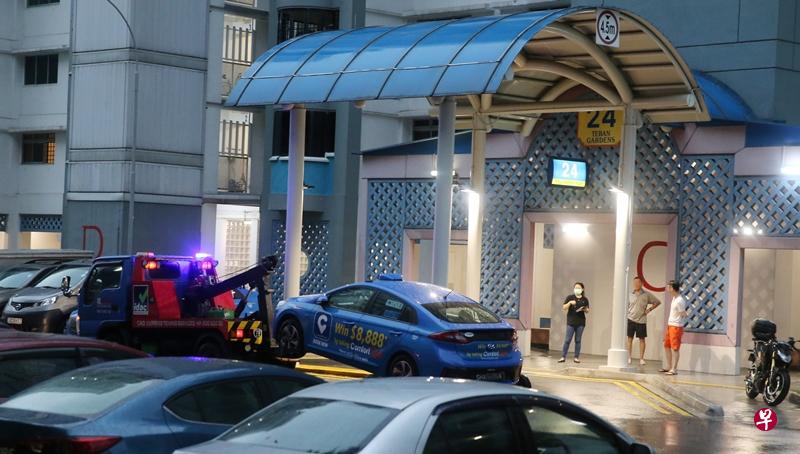 记者与受访邻居、接班司机，都与涉事德士保持距离。（刘启成摄）
