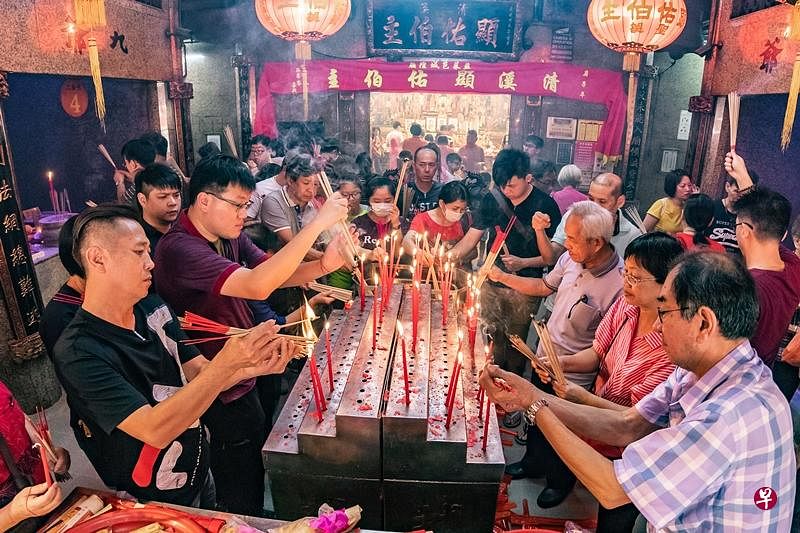初四当天到城隍庙拜太岁的信众不比往年少。（受访者提供）