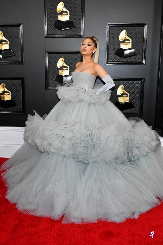 Ariana Grande先以浅灰色大裙摆礼服登场，之后换成“灰姑娘”造型（左上图）。