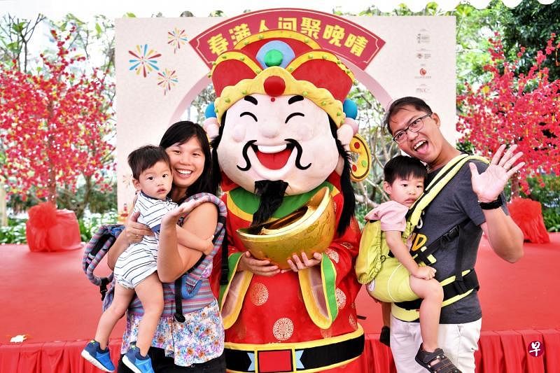 到“春满人间聚晚晴”有机会跟财神爷合影留念。（主办方提供）