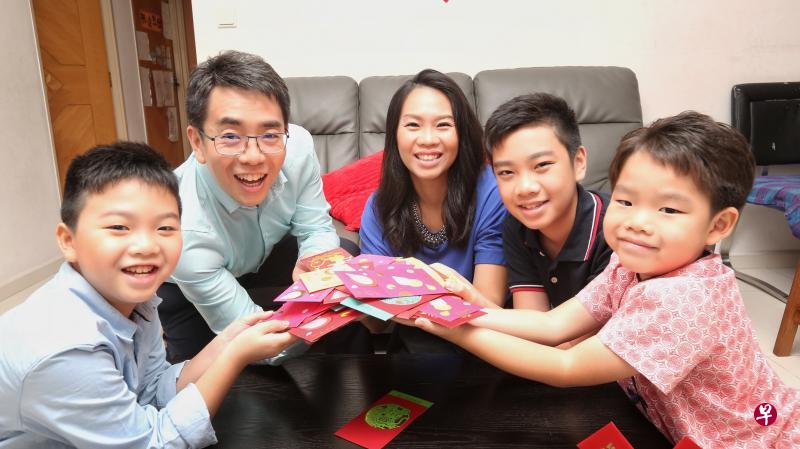 陈伟杰（左二）趁新年期间教孩子理财，让他们培养储蓄的好习惯。（陈福洲摄）