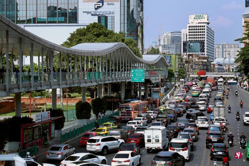 泰国首都曼谷的道路规划滞后，再加上当地几乎人人拥车，导致交通常年拥堵。（严宣融摄）