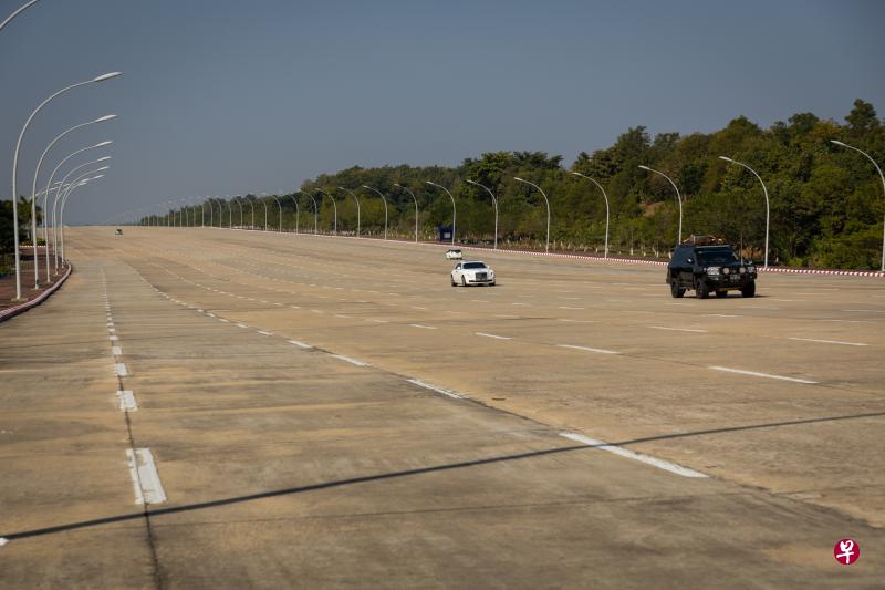 缅甸首都内比都公路上的车辆不多，却有一条20个车道的高速公路，还被旅游网站列为参观景点之一。（唐家鸿摄）