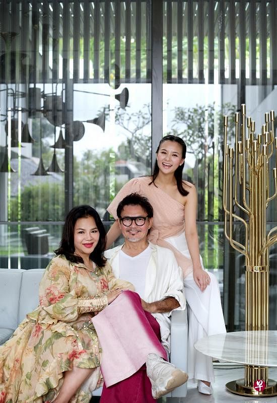 黄馨慧（右）步上父母后尘往美容业发展，她借鉴父亲黄传兴（中）和母亲叶佩芳（左）丰富的创业经验。（龙国雄摄）