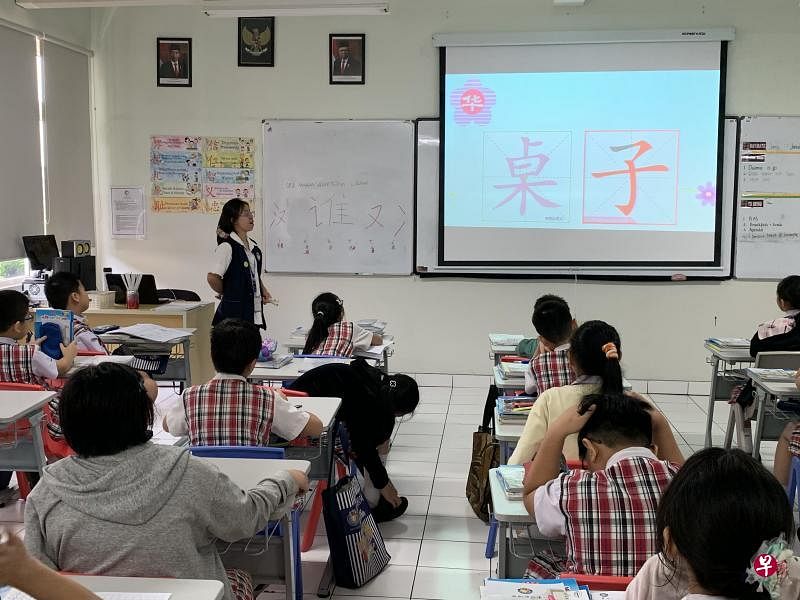 位于雅加达西区的八华学校小三学生上华文课。（沈泽玮摄）