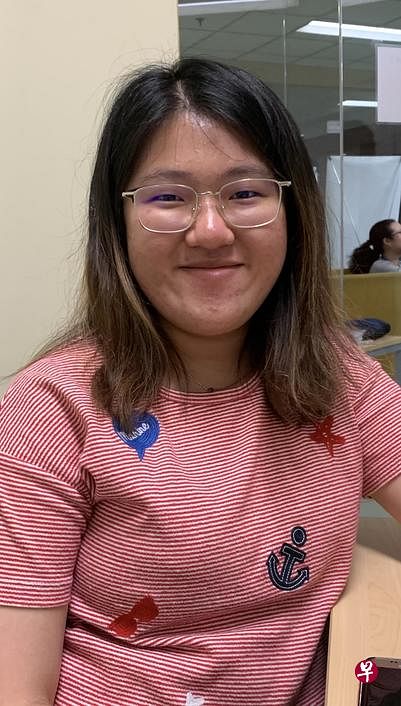 蓝宝欣和刘婉妮认同华文流行文化有助学习华文。（沈泽玮摄）