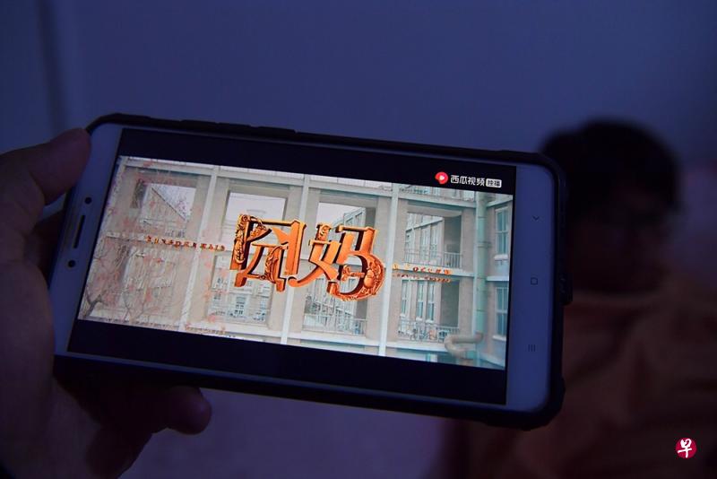 电影《囧妈》因武汉肺炎（2019新型冠状病毒肺炎）疫情撤档，片方决定让该片在大年初一零时起，在抖音等数个手机应用免费上线，同时在智能电视上播放。（中新社）