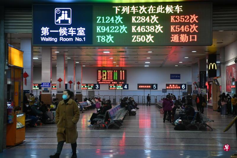 2月2日，成都火车站候车大厅旅客寥寥无几。受新型冠状病毒感染的肺炎疫情影响，四川省规定企业2月3日起有序复工，也是春节长假最后一天，成都火车站旅客稀少。（中新社）