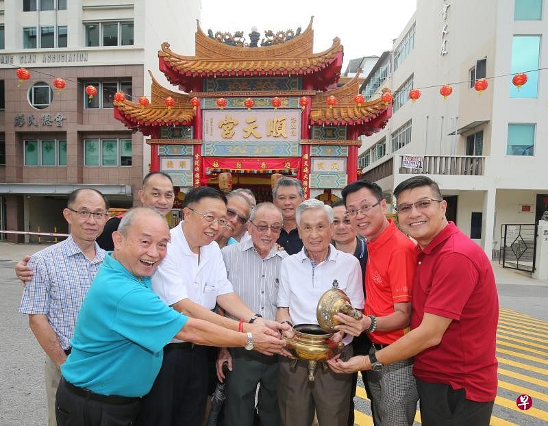 顺天宫的董事们无意间找到一个炉底款识写着“大明宣德年制”的香炉。（唐家鸿摄）