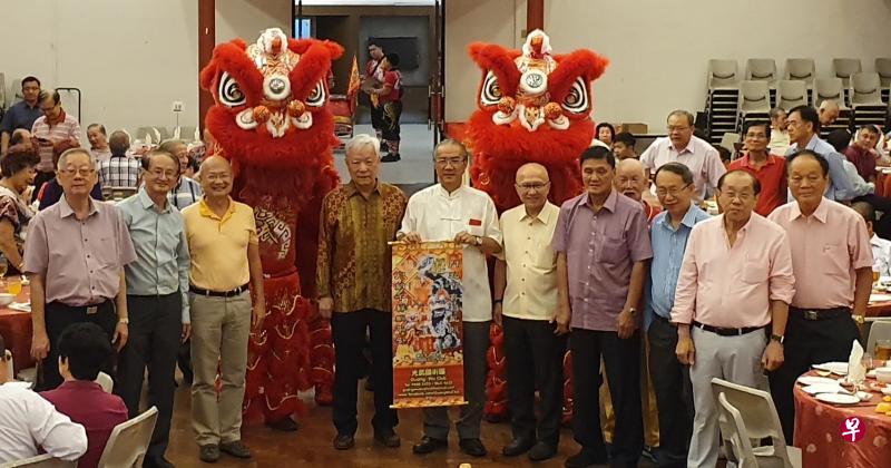 海南会馆会长潘家海（左五）带领琼崖王氏祠主席王振胡（左起）、琼崖杨氏公会会长杨林春、琼崖黄氏公会会长黄循堂、海南会馆第三副会长陈泽平、海南会馆第一副会长庞琳、海南陈氏公会会长陈嘉兆、海南何氏公会会长何子煌、海南会馆组织部主任林鸿龙和琼联声剧社社长符青云，一起出席新春团拜。（陈爱薇摄）