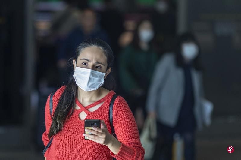 戴上口罩的游客抵达美国洛杉矶国际机场。美国将新冠肺炎定为为“突发性公共卫生事件”。（法新社）