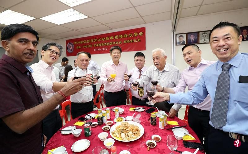 新加坡派报同业公会顾问颜添宝（左四）、公会会长洪荣成（左五），与报业控股发行部执行副总裁蔡伟鹏（左三）等来宾一同捞鱼生庆新年。（陈来福摄）