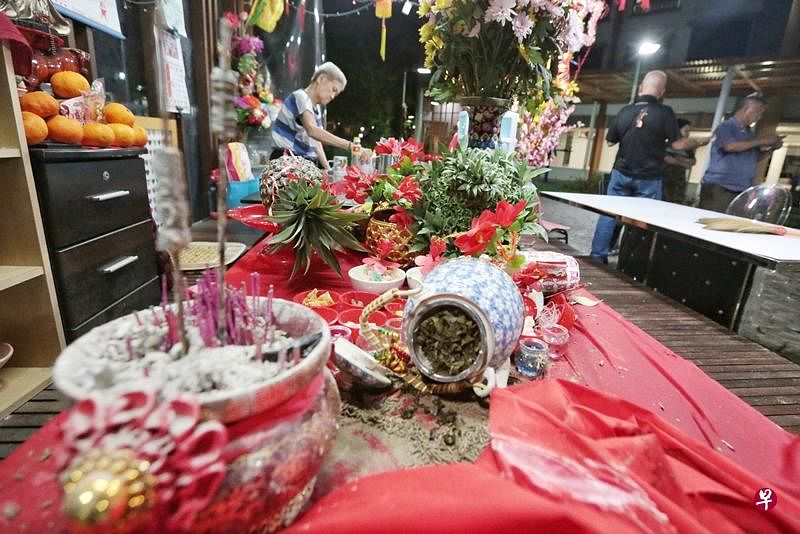 拜天公的贡品、香炉遭神秘男动手砸坏。（徐颖荃摄）