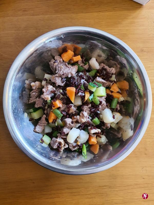 宠物菜单上的牛肉粒。（餐馆提供）