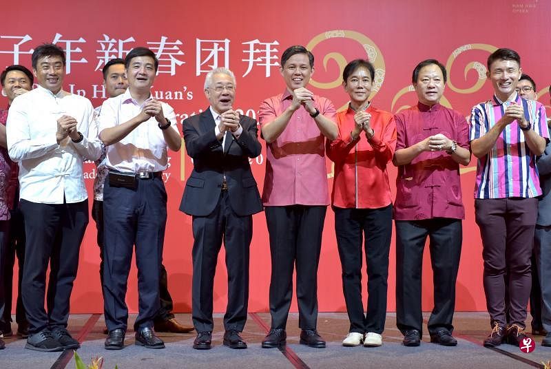 潮州八邑会馆副会长陈展鹏（前排左起）、国防部高级政务部长王志豪、潮州八邑会馆会长曾建权、贸工部长陈振声、八邑会馆永远名誉会长兼会务顾问郭明忠、署理会长吴木兴和文化、社区及青年部兼交通部高级政务次长马炎庆拱手向出席团拜的宗乡们拜年。（特约林新泰摄）