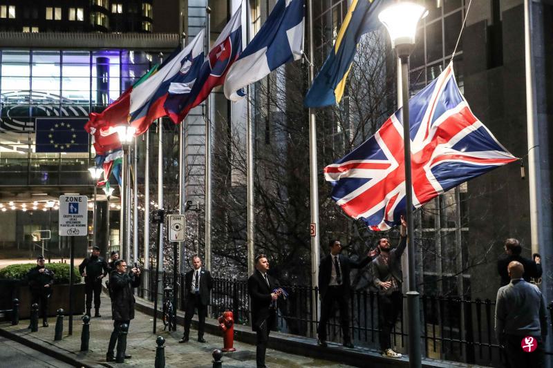 2020年1月31日，官员把悬挂在比利时布鲁塞尔欧洲议会大楼外的英国国旗降了下来。（法新社）