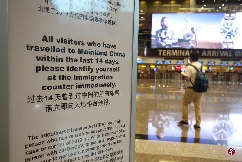 樟宜机场竖起告示牌，提醒在过去14天曾到过中国的旅客，向入境柜台通报。（唐家鸿摄）