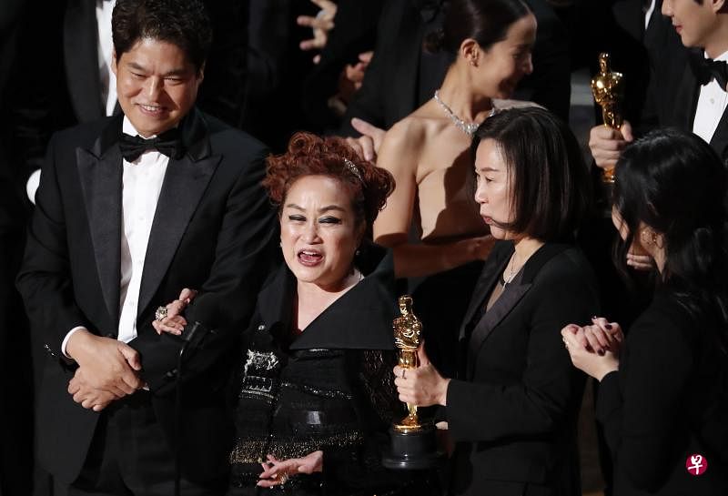 《寄生上流》连获4奖，一位红发女士引起了人们的注意。（取自互联网）