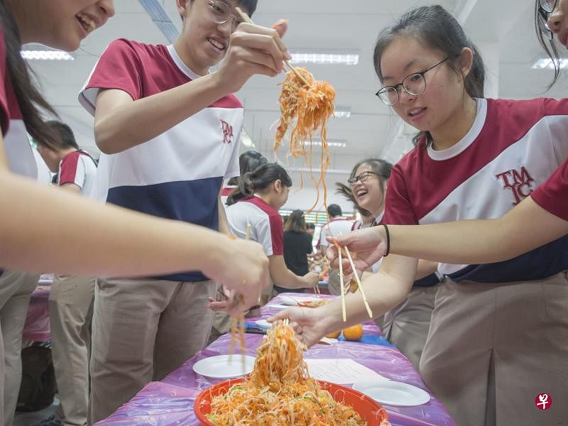 全校师生齐捞鱼生。（淡滨尼美廉初级学院提供图片）