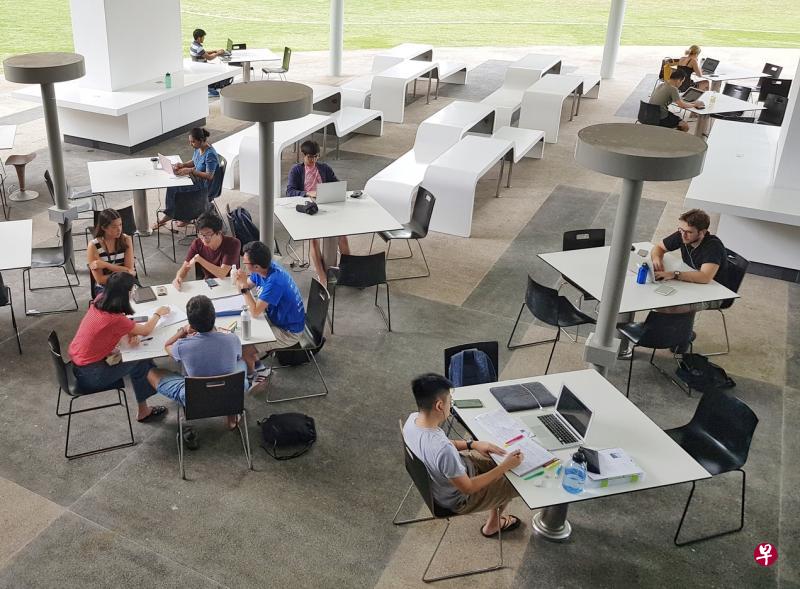 三所大学都要求学生每日自行测量体温两次并作记录，还在校园内多处增设体温检测站。（档案照片）
