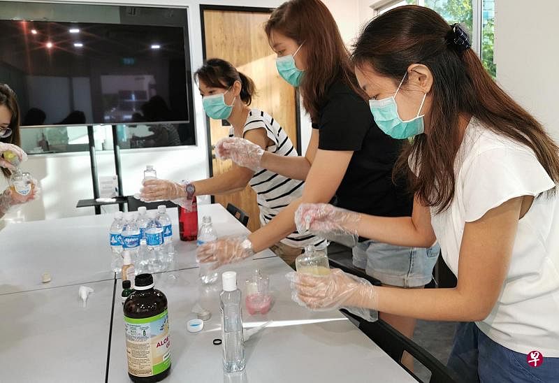 宏茂桥德义区Teck Ghee Parkview邻里15名妈妈组成义工组织TGPV Super Mummies，为居民自制消毒洗手液。（受访者提供）