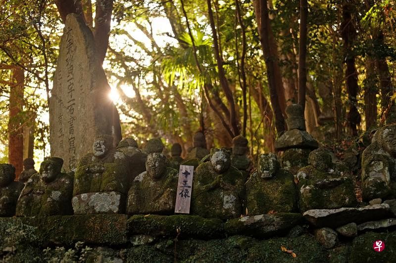 大大小小的神像，历史和岁数无法追溯。