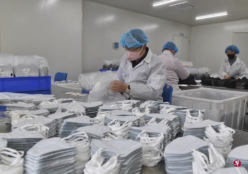 中国是制造业大国，口罩年产量占全球约50%。（新华社）
