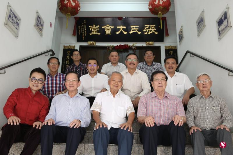 张氏总会和谐团结。前排左起为张仰兴、张金陵、张顺团、张家胜和张冲福；第二排左起为张双洲、张振铭、张昭通和张学彬；后排左起为张财源、张群发和张振兴。（陈佩敏摄）