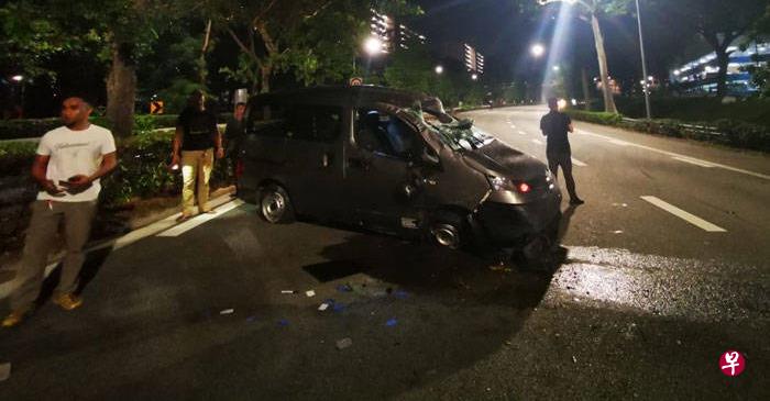 30岁的货车司机因涉嫌酒驾，在泛岛高速公路上翻车被捕。 （Stomp网站截图）