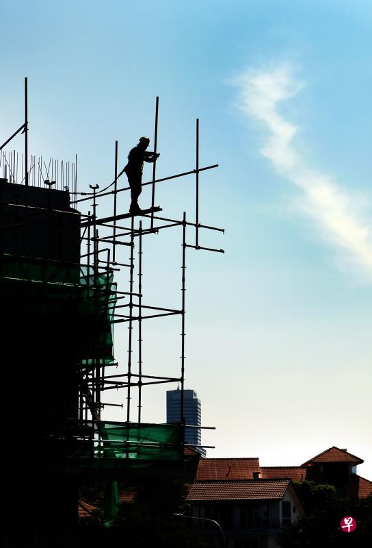 到了2023年，建筑业、海事造船业和加工业的S准证持有者最多只能占公司人手的15％。（曾坤顺摄）