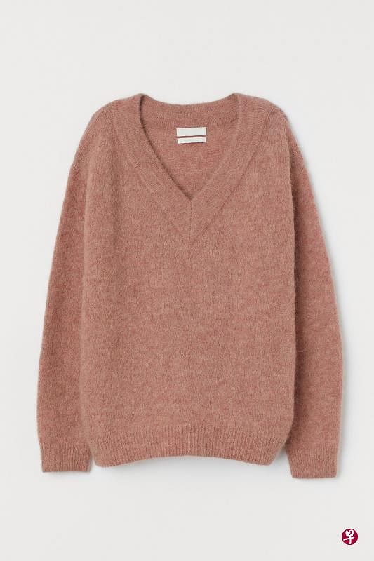 田园风造型可选：柔色毛衣、碎花裙、碎花绑带。（H&amp;M）