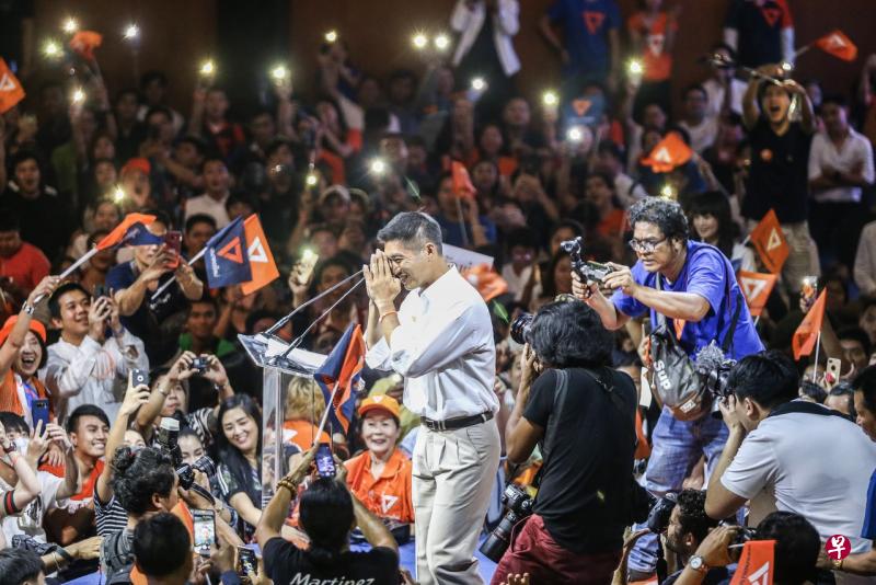 泰国反对党未来前进党在党魁塔纳通（中）的率领下，去年3月大选横扫下议院500个议席中的80席，一跃成为泰国第三大党。（档案照） 