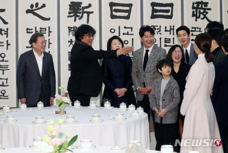《寄生上流》的主演们也一起出席了餐会。（互联网）