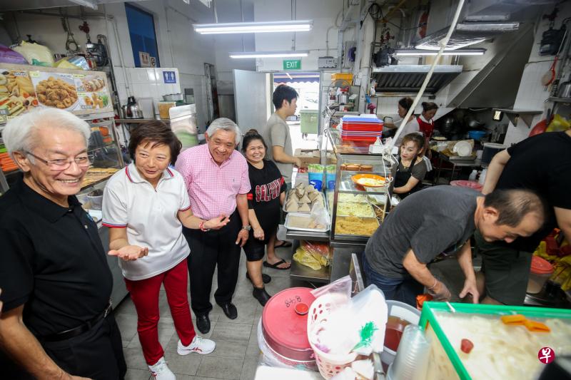 公共卫生理事会主席爱德华·迪西瓦（左起）、义顺集选区议员李美花和吴焕藩控股私人有限公司主席吴焕藩今早进行宣导，提醒GHK咖啡店工作人员保持个人和环境卫生。（叶振忠摄） 