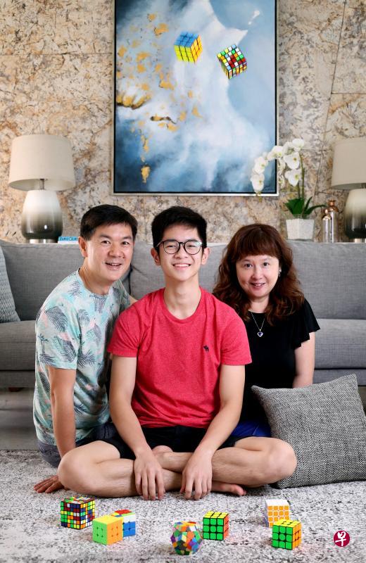 庄裕凯是五阶魔方的新加坡纪录保持者，他今日的成就，有赖父母一开始就采取开明的态度。小五迷上魔术方块，父母让他把玩，这些年借着练习与参赛，他从中学到各种成长所需的特质，也向父母证明了玩物“不丧志”。