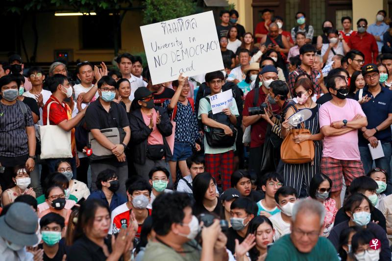 泰国国立法政大学学生会昨天傍晚在校园发起一场“快闪示威”以示抗议未来前进党遭解散，吸引超过500人参加。（路透社）