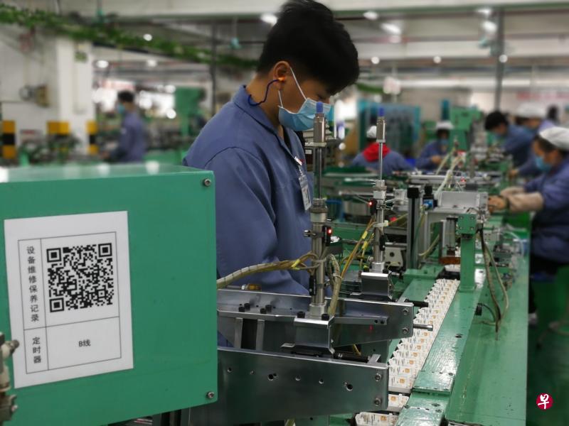 冠病疫情耽误了大量生产时间，格兰仕复工后开足马力保生产。（曾实摄）