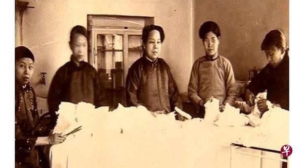 工作人员在制造防疫口罩。