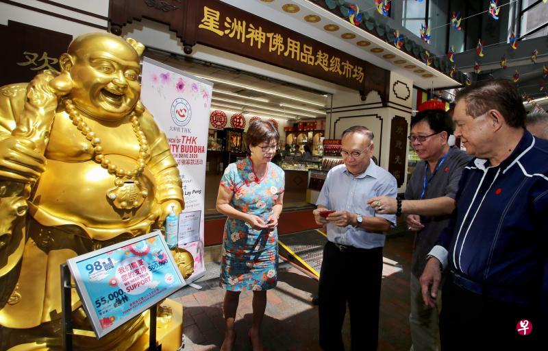 中区市长潘丽萍（左一）与德教太和观主席李锦祥（左二）、星洲神佛用品超级市场董事陈睦永（右二）以及德教太和观总裁黄国强（右一）准备把红包投入佛像里，象征为太和观筹款。（严宣融摄）
