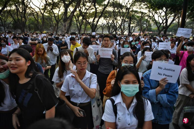 在曼谷的朱拉隆功大学校园里，周一有学生举行示威，抗议军人掌政以及宪法法院裁决解散未来前进党。（法新社）