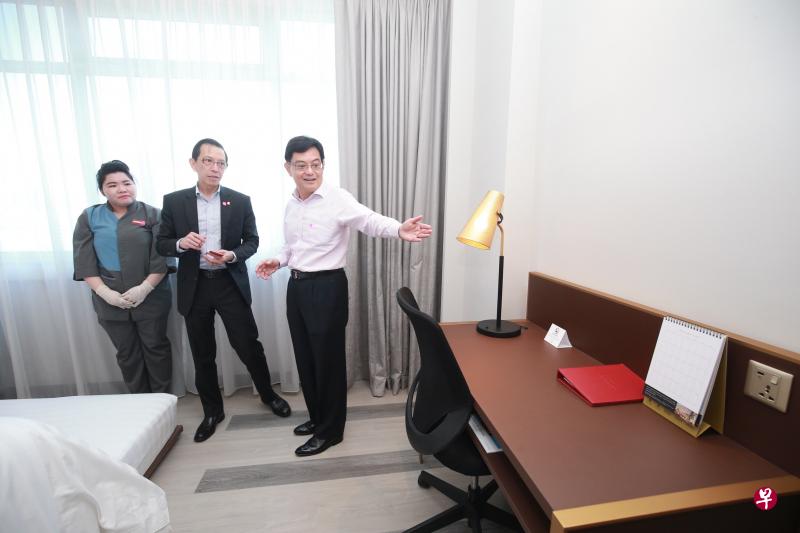 副总理兼财政部长王瑞杰（右一）今早到吉真宾乐雅酒店，了解酒店的自动化设施和客房清洁程序以及应对冠病疫情的措施。（唐家鸿摄） 