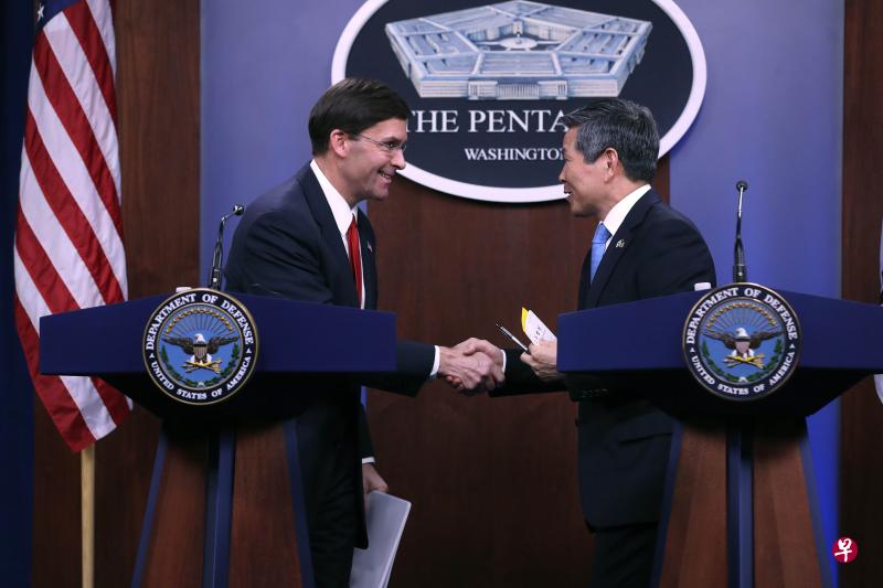 韩国防长郑景斗访问华盛顿，与美国防长埃斯珀举行会谈。（法新社） 