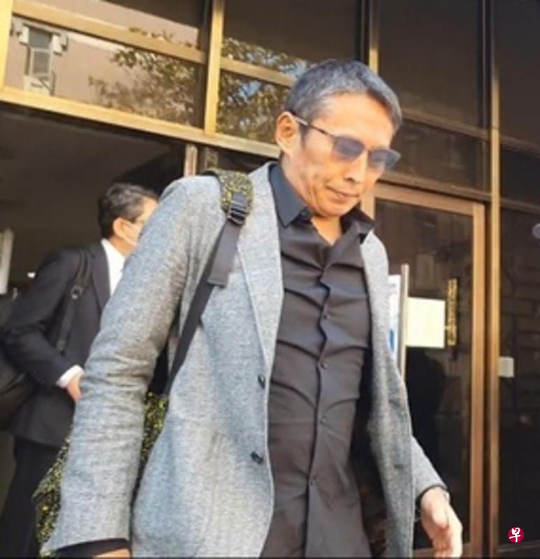 钮承泽昨天出庭，对记者的询问始终不发一语，并以微笑带过。（互联网）