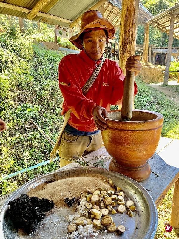 员工为大象准备营养餐。