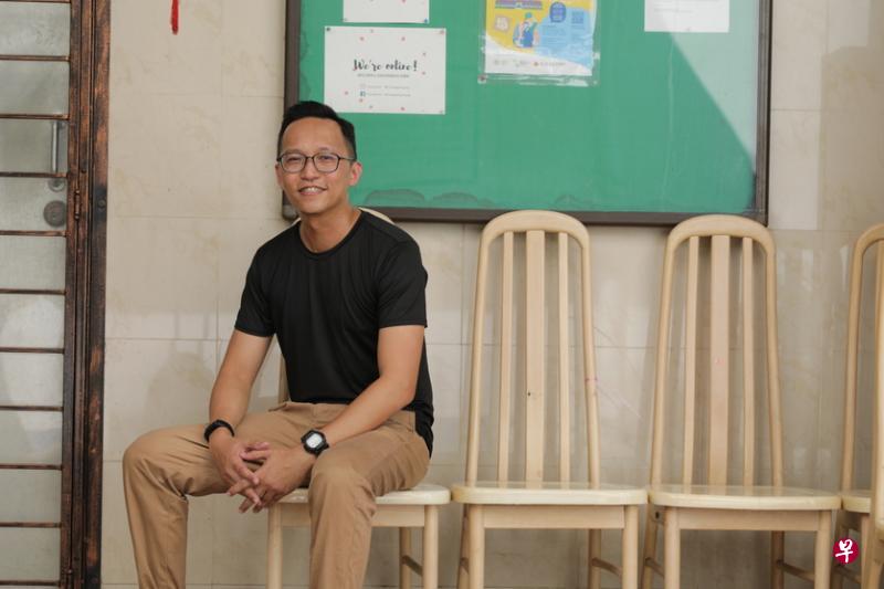 李庆文30岁时放弃自己熟悉的媒体工作，转而到邻里帮助商家开辟数码业务。（林国明摄）