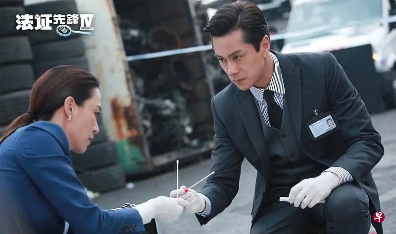 黄浩然（右）和陈炜等人办案时表情严肃，西装革履，讲述大段让人难消化的专业名词。（互联网）
