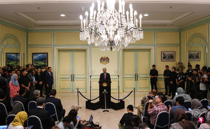 马来西亚过渡首相马哈迪（中）在布城首相署发表2020年经济振兴配套，减轻冠病疫情对马国经济的影响。（法新社）