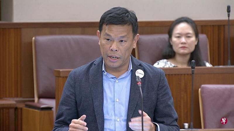 我希望政府可以考虑给予文化配对基金更多灵活性。例如，除了针对艺术团体筹得的款项提供配对拨款以外，政府是否可以考虑也针对演出与门票收入拨款？我想这将有助更多中小型艺术团体，让他们能在没有那么多筹款资源的情况下，也能从基金获益。——官委议员何伟山