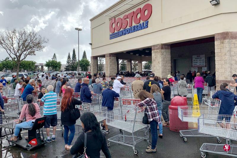 在夏威夷檀香山的一家大型批发超市好市多（Costco），当地时间周五（28日）满了等候进入超市购买日常用品和粮食的人潮。（路透社）

 